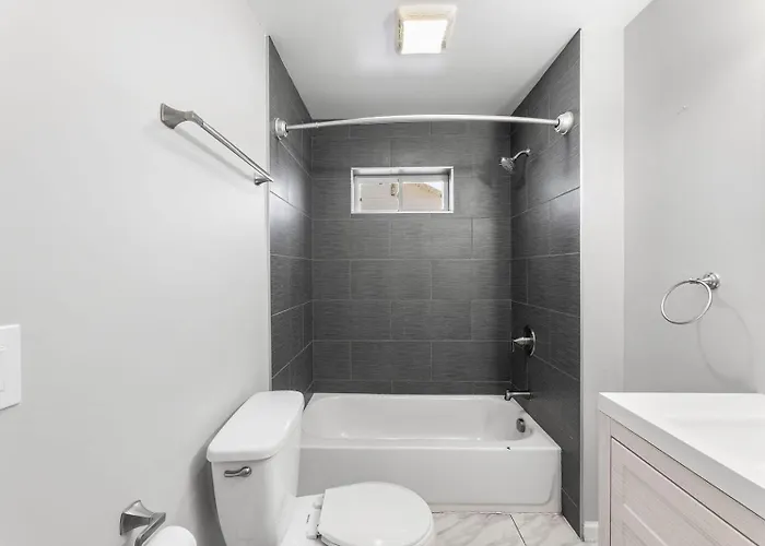 213b Philadelphia Ave Apartment *